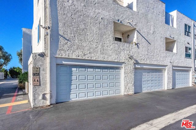 18411 Hatteras Street 114, Tarzana (los Angeles), CA 91356