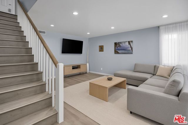 18411 Hatteras Street 114, Tarzana (los Angeles), CA 91356