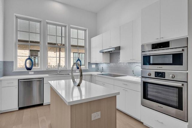 3 N St Charles St F Street, Houston, TX 77003