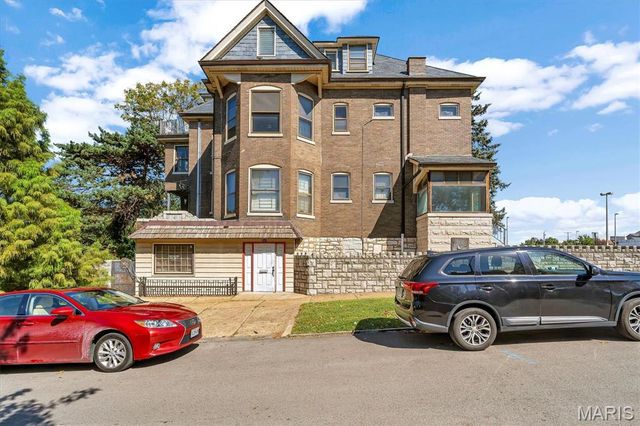 3831 S Grand Boulevard, St Louis, MO 63118