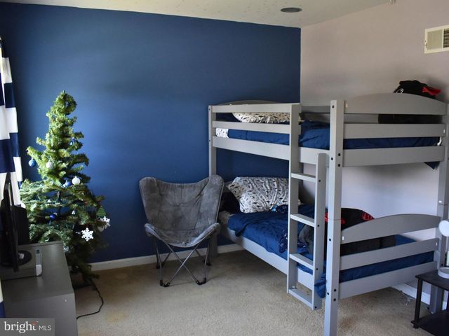 18 CARDINAL DR, Hanover, PA 17331