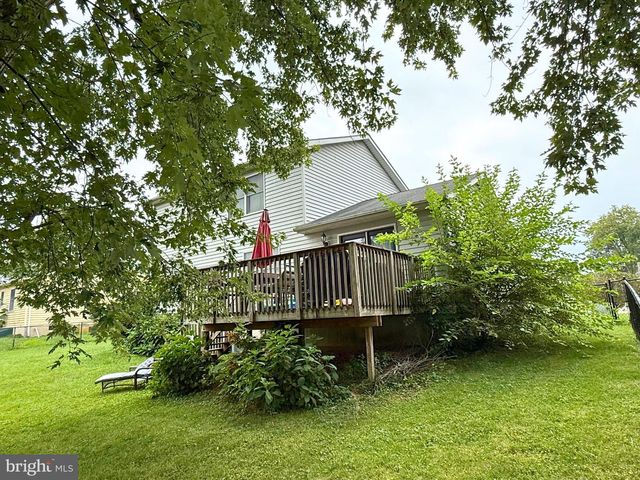 18 CARDINAL DR, Hanover, PA 17331