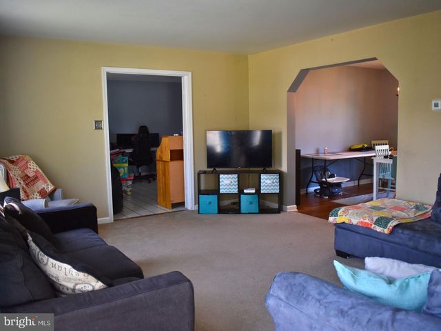 18 CARDINAL DR, Hanover, PA 17331