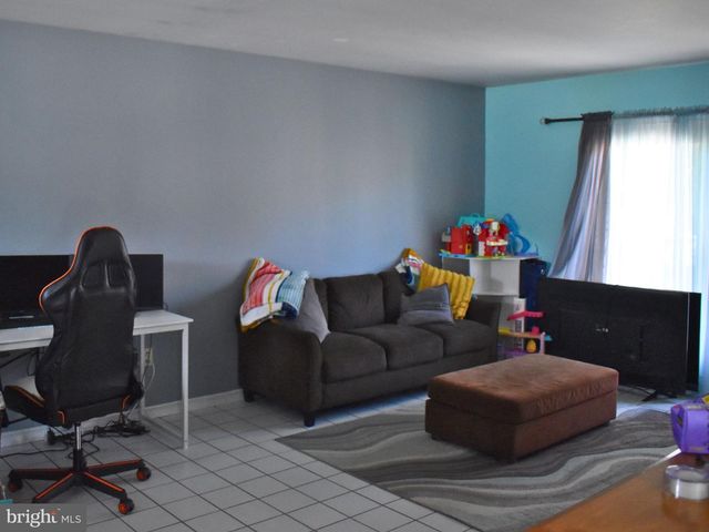 18 CARDINAL DR, Hanover, PA 17331