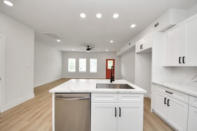 1316 W Willis Street, Alvin, TX 77511