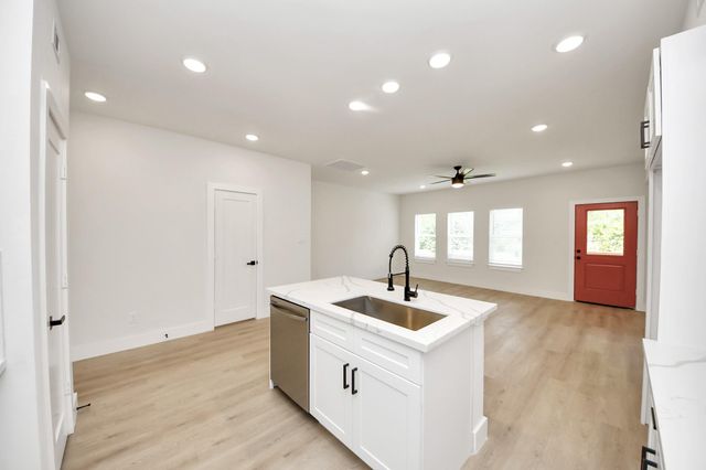 1316 W Willis Street, Alvin, TX 77511