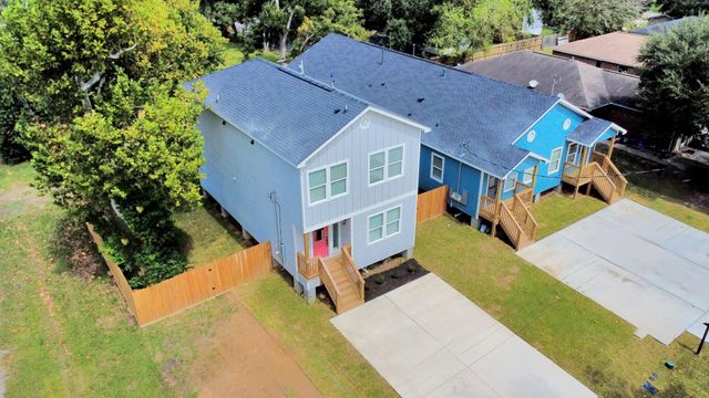 1316 W Willis Street, Alvin, TX 77511