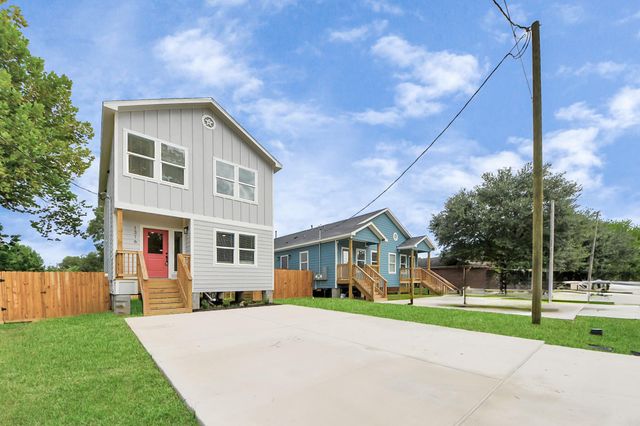 1316 W Willis Street, Alvin, TX 77511