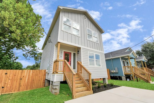 1316 W Willis Street, Alvin, TX 77511