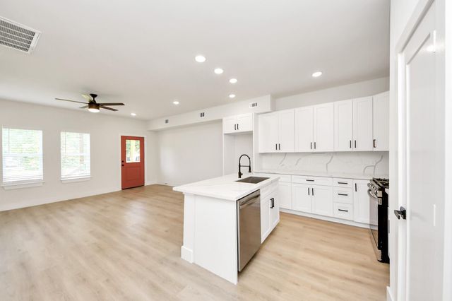 1316 W Willis Street, Alvin, TX 77511