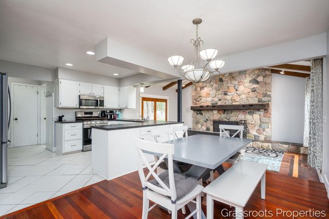 7700 Ridgewood Drive, Jenison, MI 49428