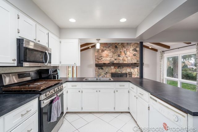 7700 Ridgewood Drive, Jenison, MI 49428