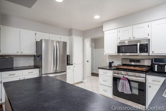 7700 Ridgewood Drive, Jenison, MI 49428