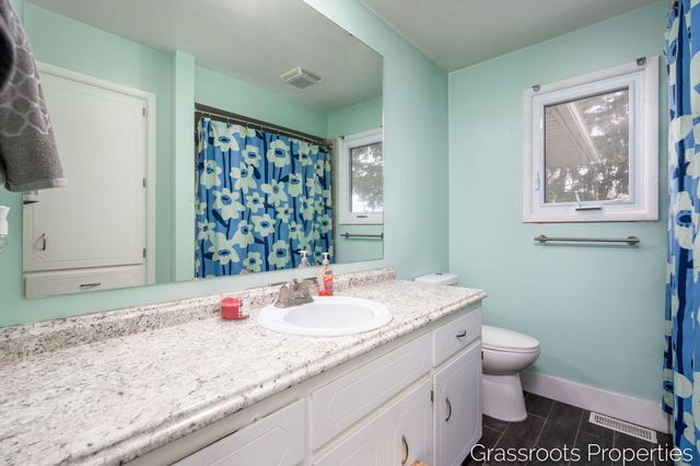 7700 Ridgewood Drive, Jenison, MI 49428