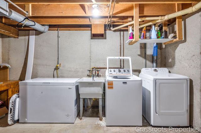 7700 Ridgewood Drive, Jenison, MI 49428