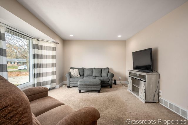 7700 Ridgewood Drive, Jenison, MI 49428