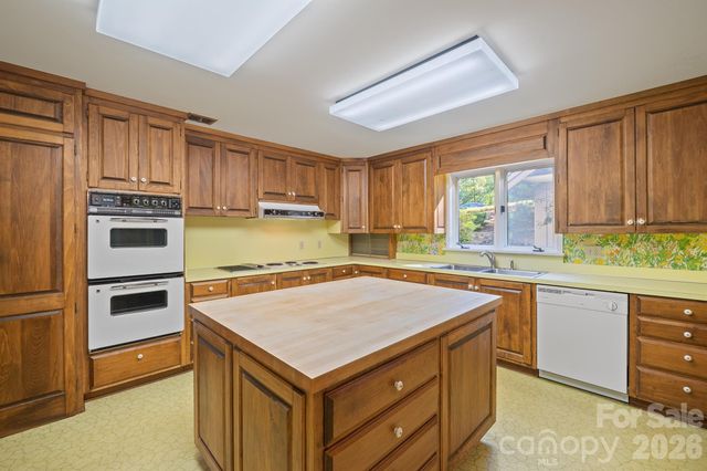955 19th Avenue NW, Hickory, NC 28601