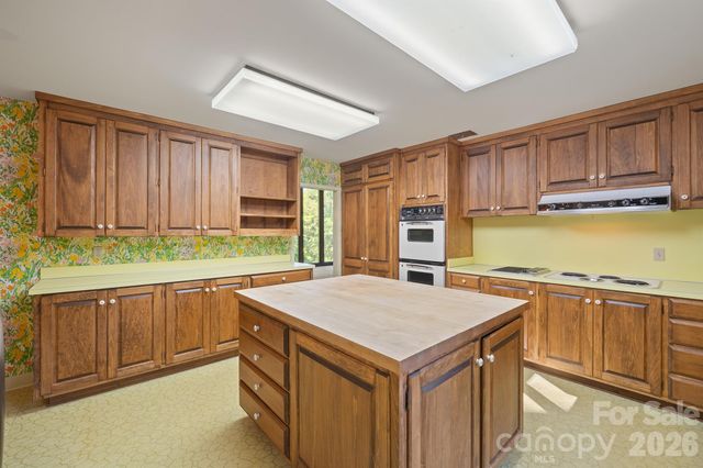 955 19th Avenue NW, Hickory, NC 28601