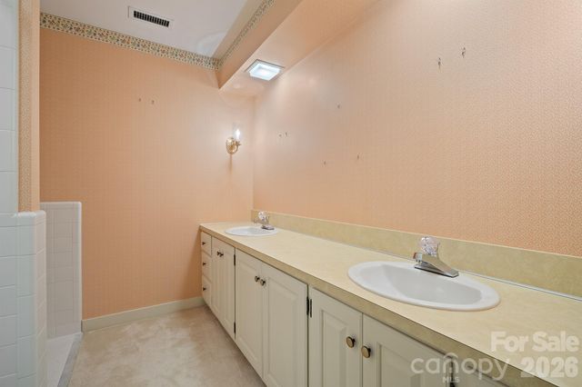 955 19th Avenue NW, Hickory, NC 28601