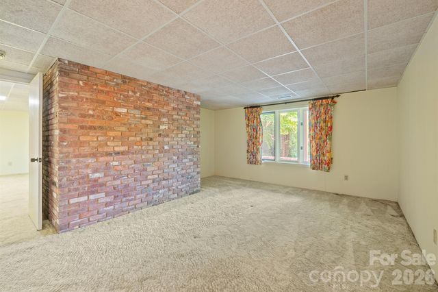 955 19th Avenue NW, Hickory, NC 28601