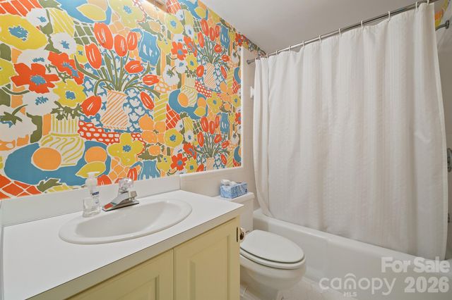 955 19th Avenue NW, Hickory, NC 28601