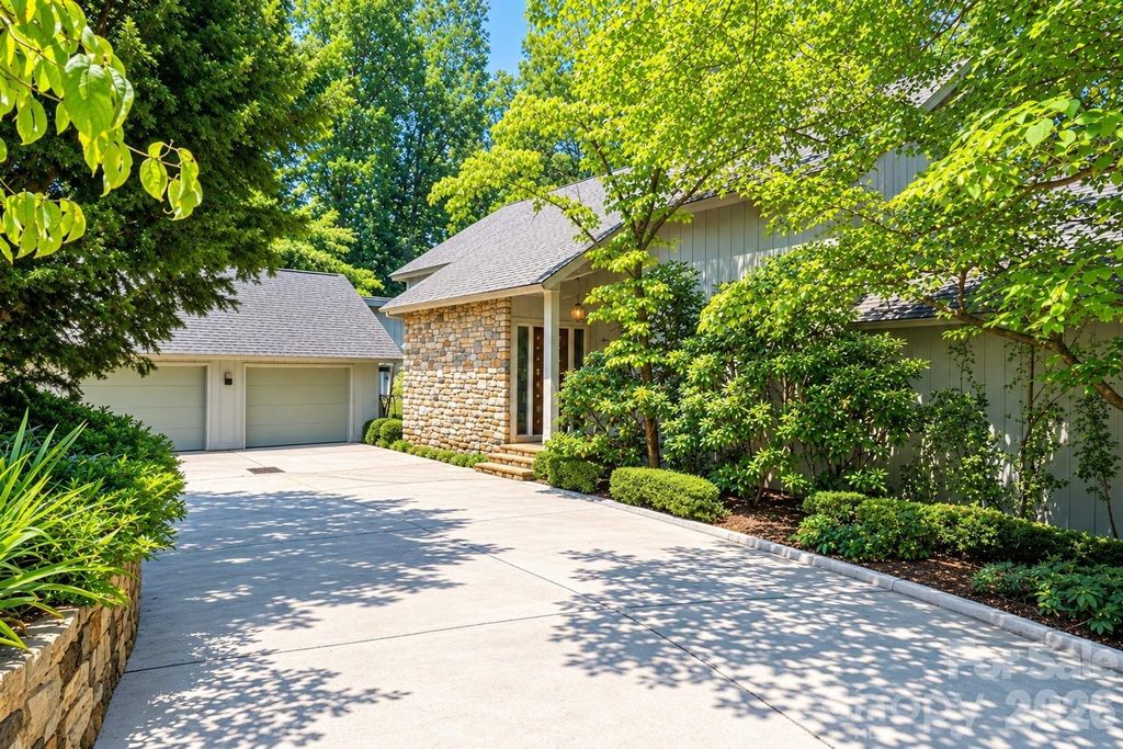 955 19th Avenue NW, Hickory, NC 28601