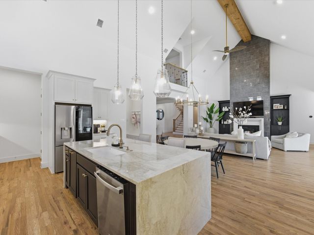 2216 Winding Creek Circle, Fort Worth, TX 76008