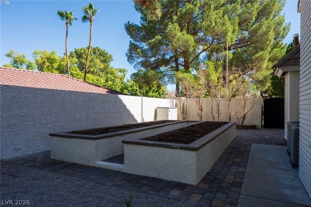 30 Quail Hollow Drive, Henderson, NV 89014