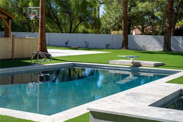 30 Quail Hollow Drive, Henderson, NV 89014