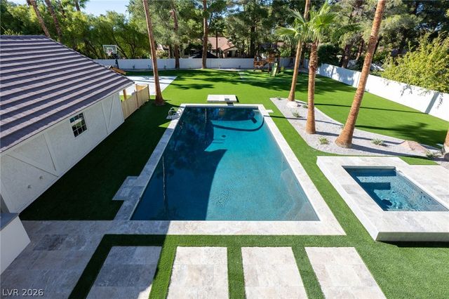 30 Quail Hollow Drive, Henderson, NV 89014