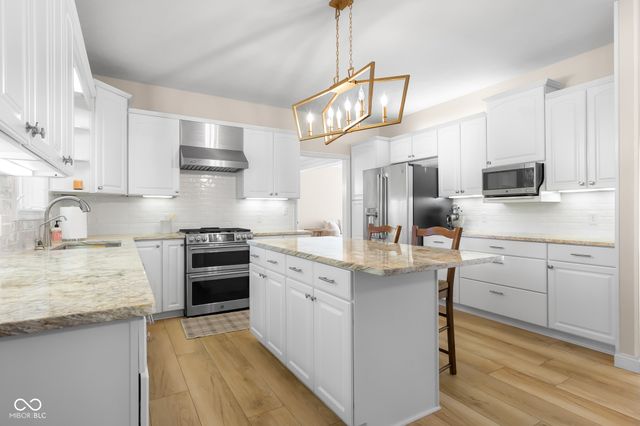 2561 Apple Blossom Lane, Columbus, IN 47201