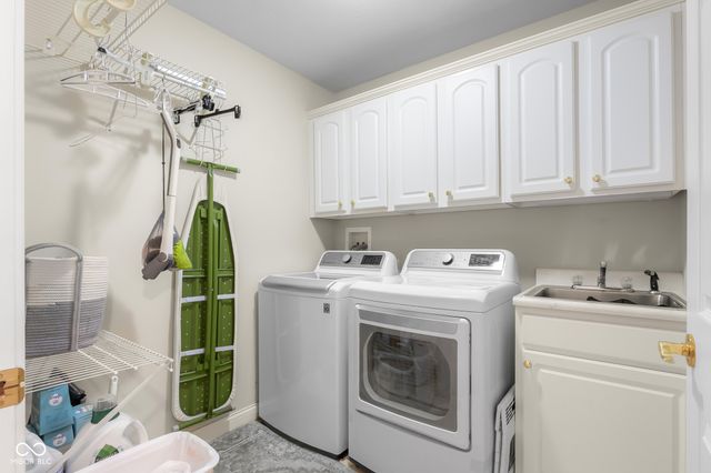 2561 Apple Blossom Lane, Columbus, IN 47201