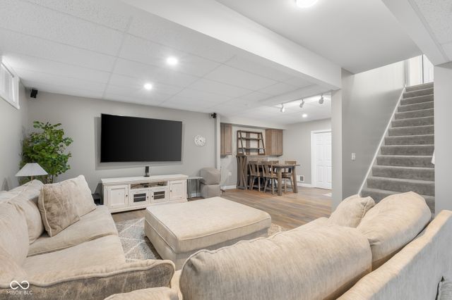 2561 Apple Blossom Lane, Columbus, IN 47201