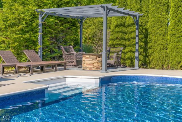 2561 Apple Blossom Lane, Columbus, IN 47201