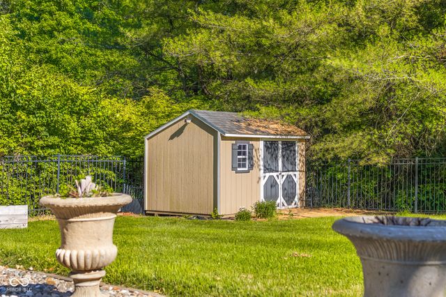 2561 Apple Blossom Lane, Columbus, IN 47201
