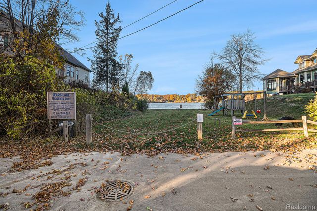 207 Woodbine Drive, Milford Charter Township, MI 48380