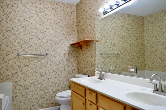 1126 N Oakwood Drive 1126, Fox Lake, IL 60020