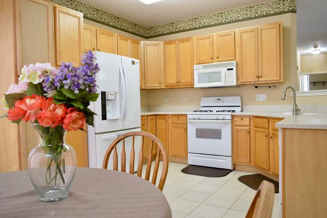 1126 N Oakwood Drive 1126, Fox Lake, IL 60020