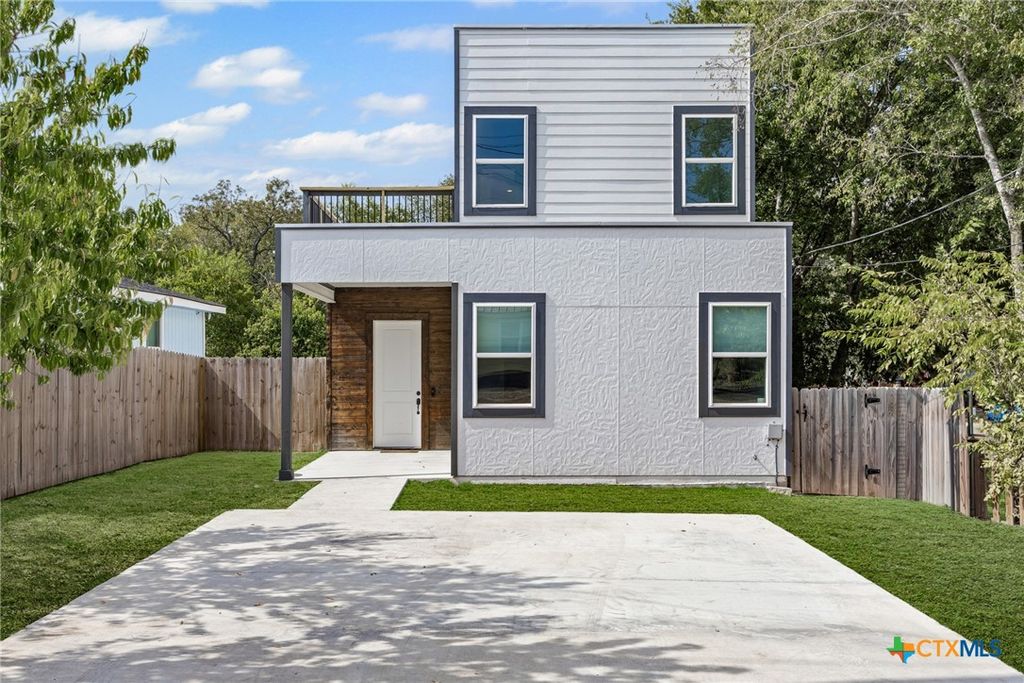 813 Chihuahua Street, Lockhart, TX 78644