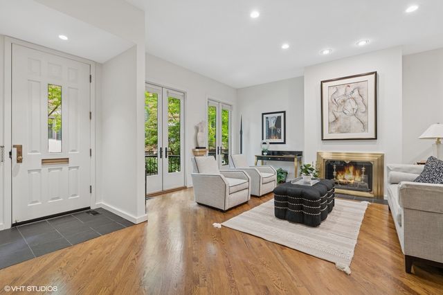 1327 N Sutton Place, Chicago, IL 60610