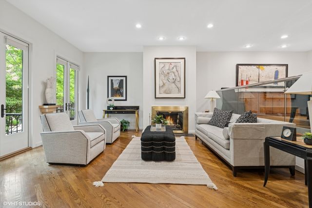 1327 N Sutton Place, Chicago, IL 60610
