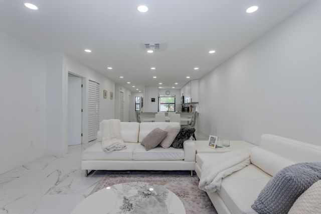 8545 Casa Del Lago F, Boca Raton, FL 33433