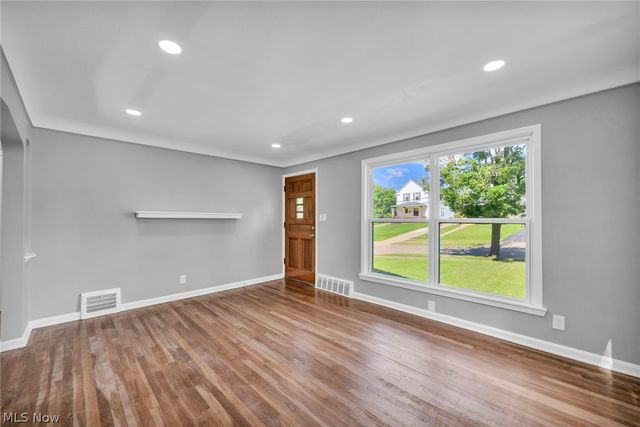 90 Cowles Avenue, Bedford, OH 44146