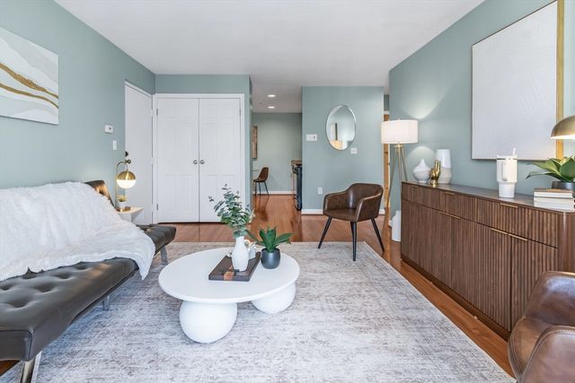 31 Symonds St 18, Salem, MA 01970