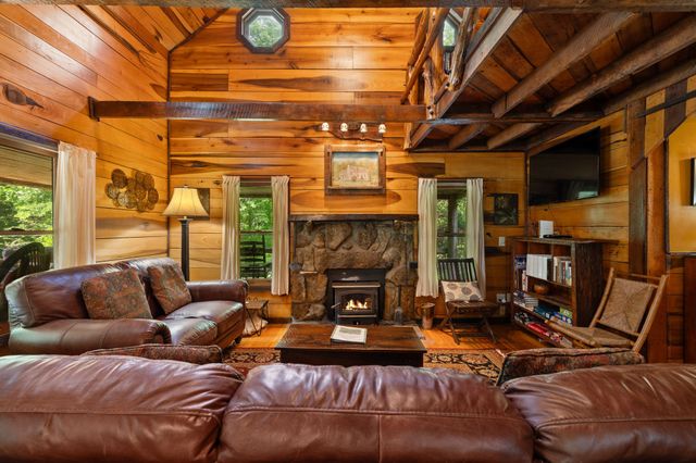 27 Bussell Ln, Gordonsville, TN 38563