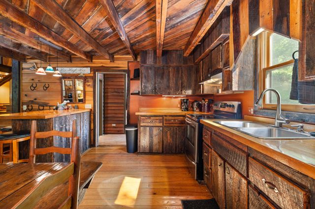 27 Bussell Ln, Gordonsville, TN 38563