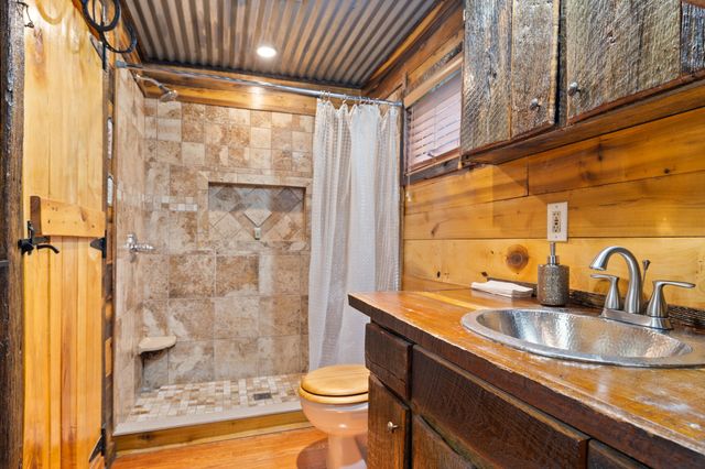 27 Bussell Ln, Gordonsville, TN 38563