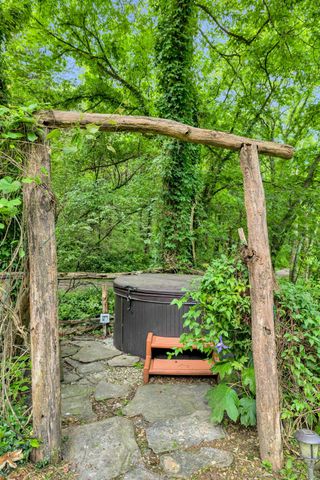 27 Bussell Ln, Gordonsville, TN 38563