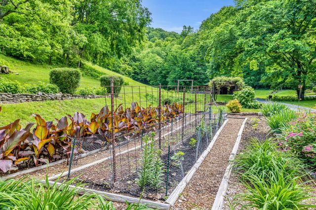 27 Bussell Ln, Gordonsville, TN 38563