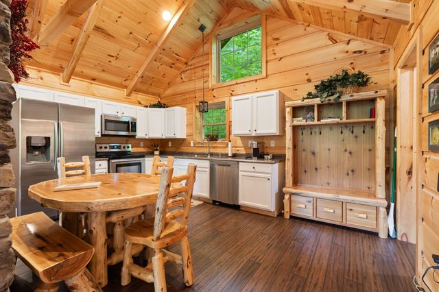 27 Bussell Ln, Gordonsville, TN 38563